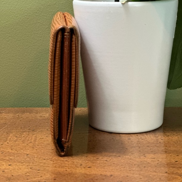 ❌SOLD❌ Louis Vuitton Epi Leather Elise compact wallet RARE bi-color Cipango gold - Picture 4 of 17